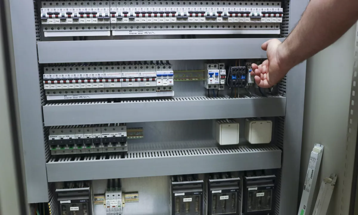 Informativni izračun omrežnine: koliko bo plačalo povprečno gospodinjstvo?