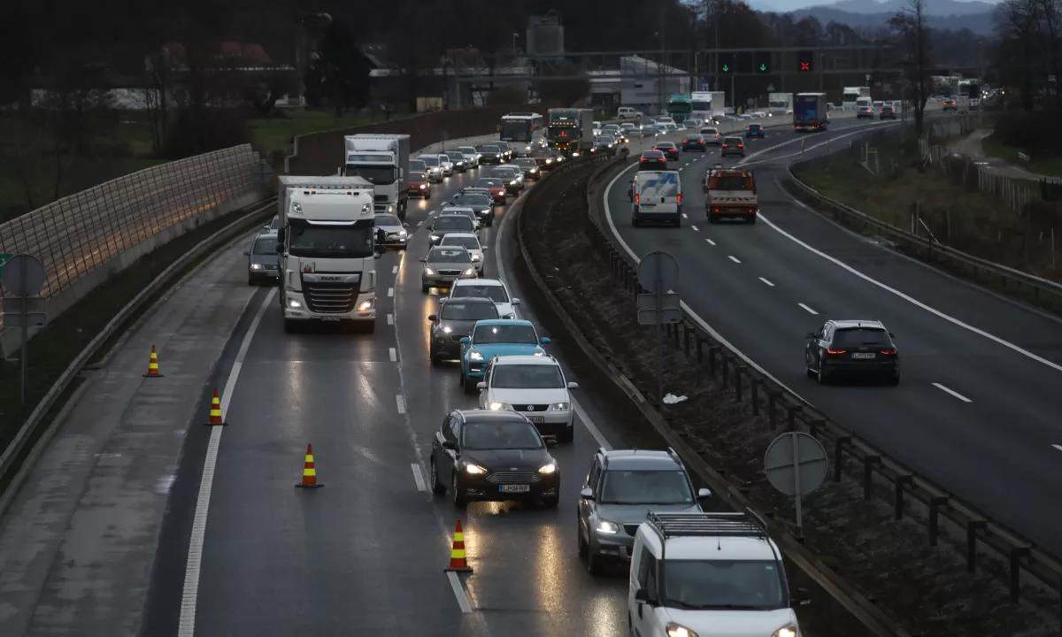 Primorka zaprta med Uncem in počivališčem Lom proti Ljubljani