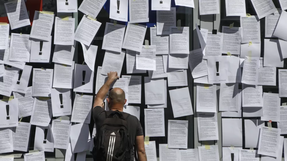 ﻿- 26.05.2020 - protest Aktiva delavk in delavcev v kulturi - Akcija za kulturo, na kateri so kulturniki opozorili na pomanjkljiv odziv ministrstva za kulturo v času epidemije novega koronavirusa; Muzejska ploščad na Metelkovi, FOTO: Luka Cjuha