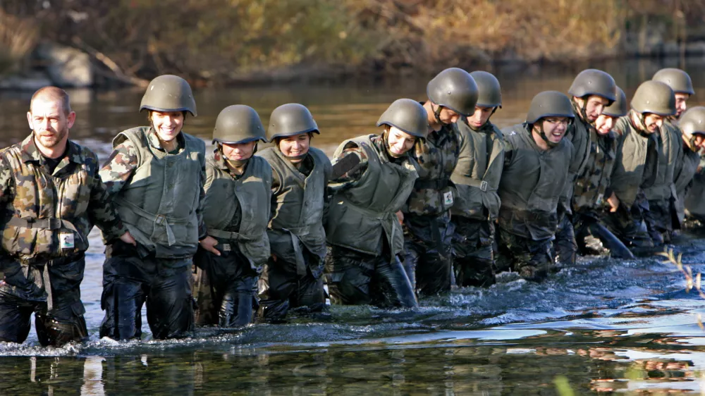 Štipendije za vojake krepko višje kot za socialne delavce in učitelje