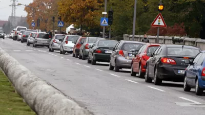 prometni zastoj pri žalah- pokopališče ljubljanske Žale - urejenje grobov - Dan spomina na mrtve, dan mrtvih//FOTO: Bojan Velikonja