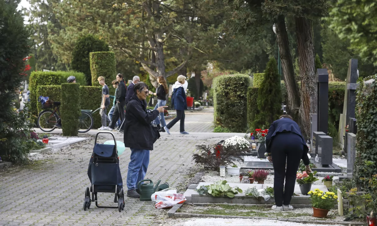 Jutri bo toplo, brez plaščev tudi na Dan mrtvih