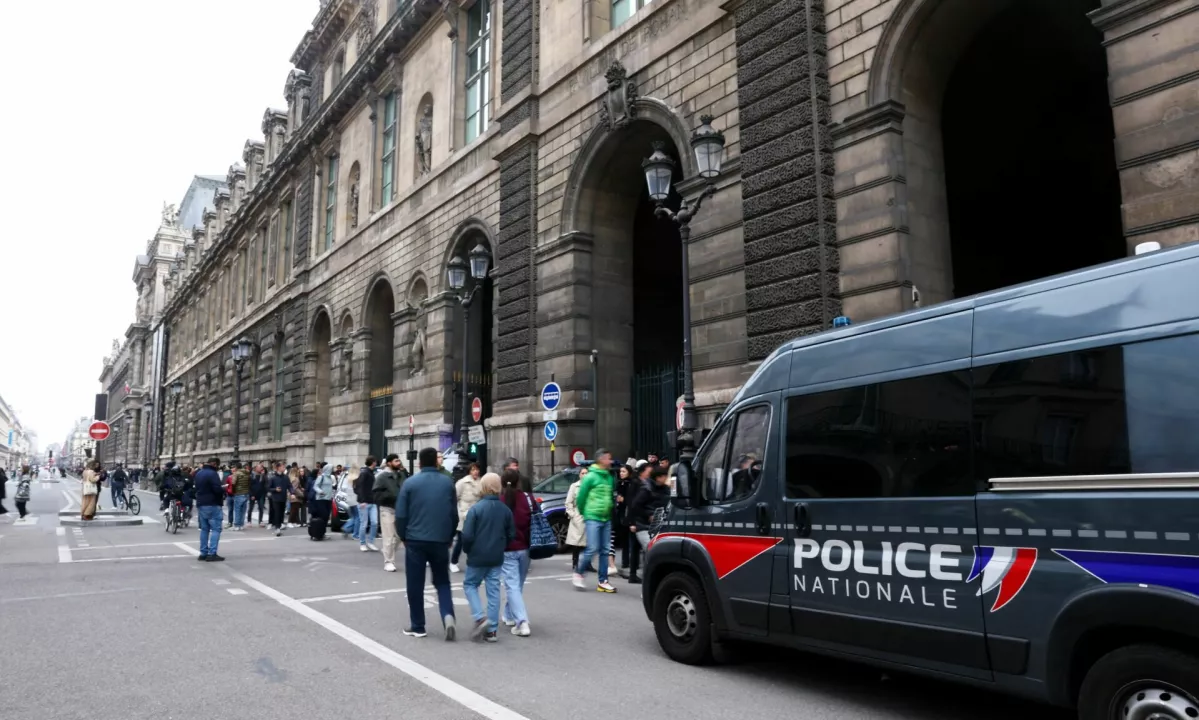 Francoska policista osumljena posilstva 26-letnice v priporu