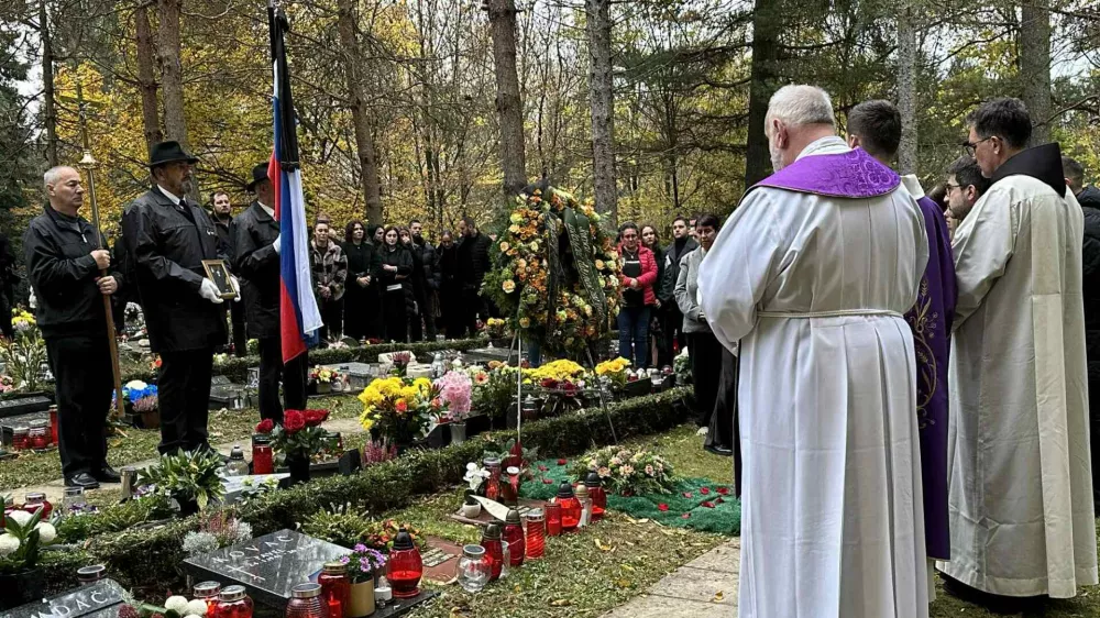 Novo mesto, Pokopalisce Srebrnice.Pogreb 48-letnega Alesa Sutarja, ki je umrl po sobotnem napadu.