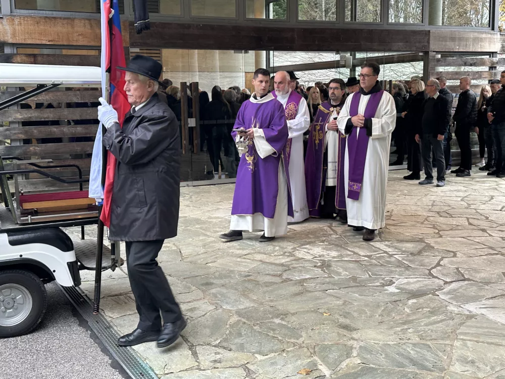 Novo mesto, Pokopalisce Srebrnice.Pogreb 48-letnega Alesa Sutarja, ki je umrl po sobotnem napadu.