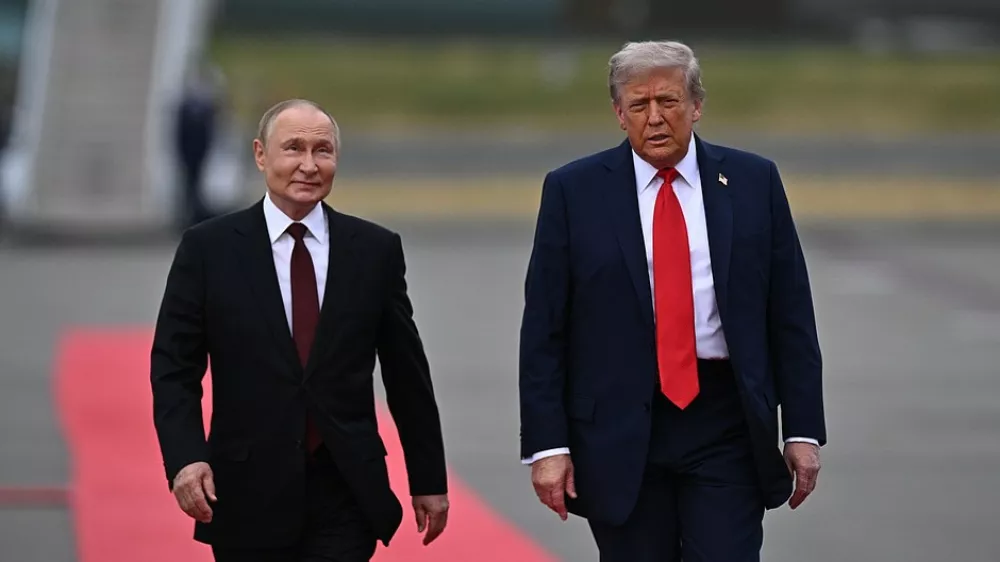 FILED - 15 August 2025, US, Alaska: US President Donald Trump walks on a red carpet alongside Russia's President Vladimir Putin ahead of their meeting in Alaska. Photo: Sergey Bobylev/Kremlin/dpa - ATTENTION: editorial use only and only if the credit mentioned above is referenced in full