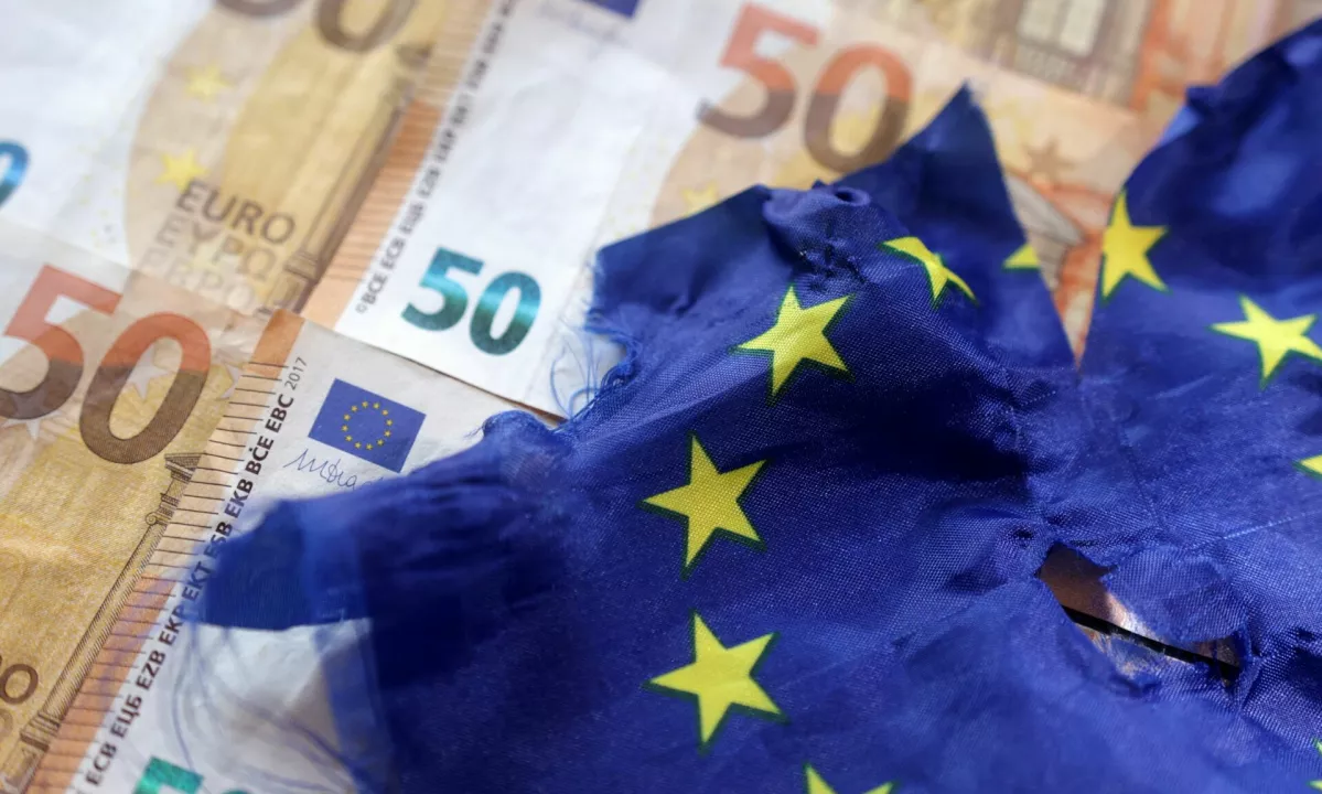 Inflacija v območju evra oktobra upadla na 2,1 odstotka