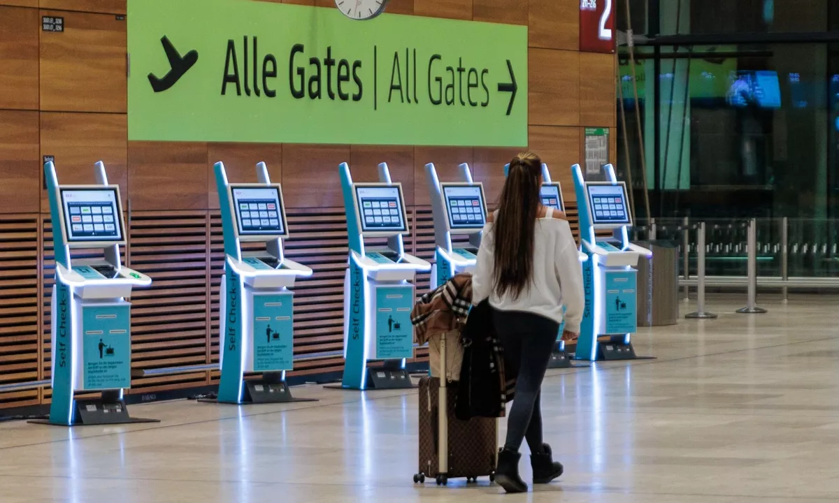 Zaradi dronov dve uri ustavljen promet na berlinskem letališču