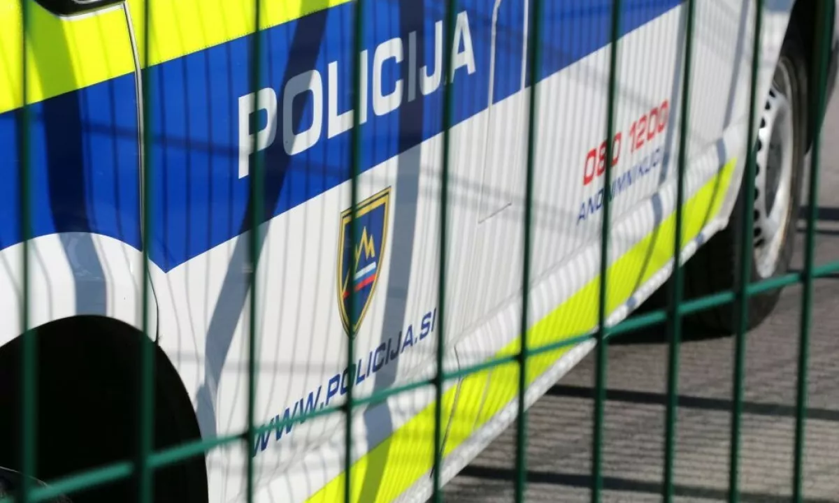 V Slovenski Bistrici zamaskirana moška z nevarnim predmetom oropala starejšega moškega