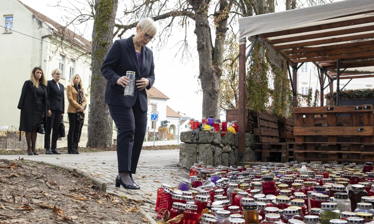 Predsednica Pirc Musar prižgala svečo v poklon umrlemu Acu