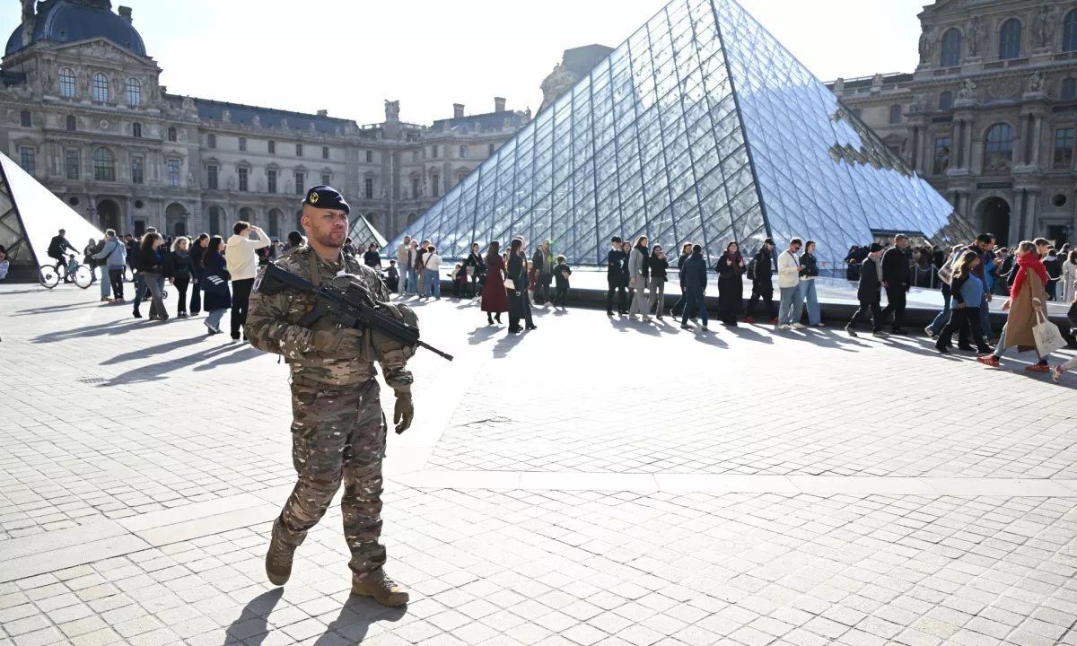 Zaradi ropa nakita v Louvru obtožena 38-letna ženska
