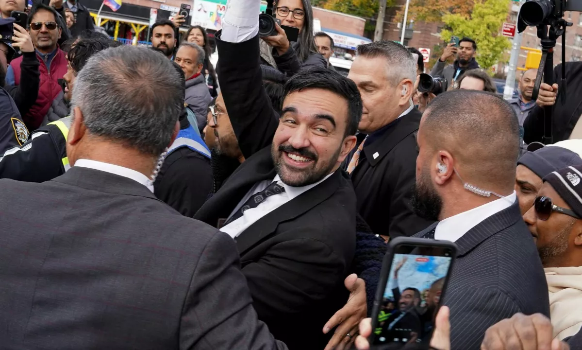 Newyorčanom se obeta prvi muslimanski župan. Kdo je Zohran Mamdani?