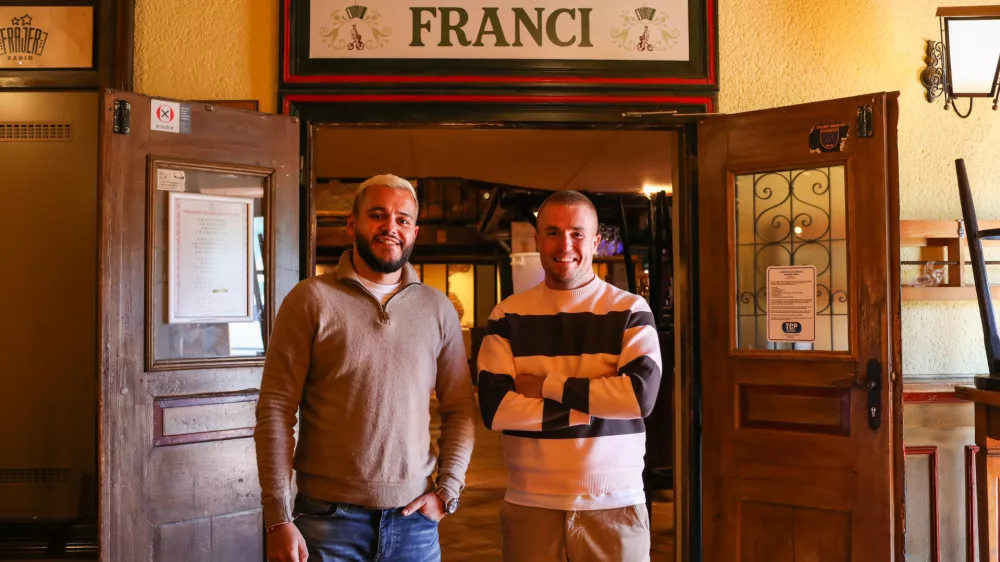 28.10.2025. - Tom Jaki in Vuk Greganović, nova lastnika kultnega lokala Franci v Šiški.//FOTO: Bojan Velikonja