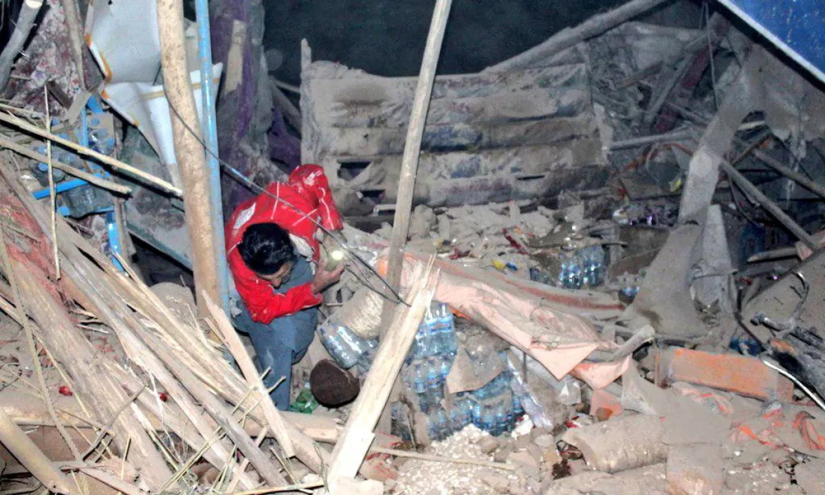 Potres v Afganistanu zahteval najmanj 20 življenj in poškodoval mošejo