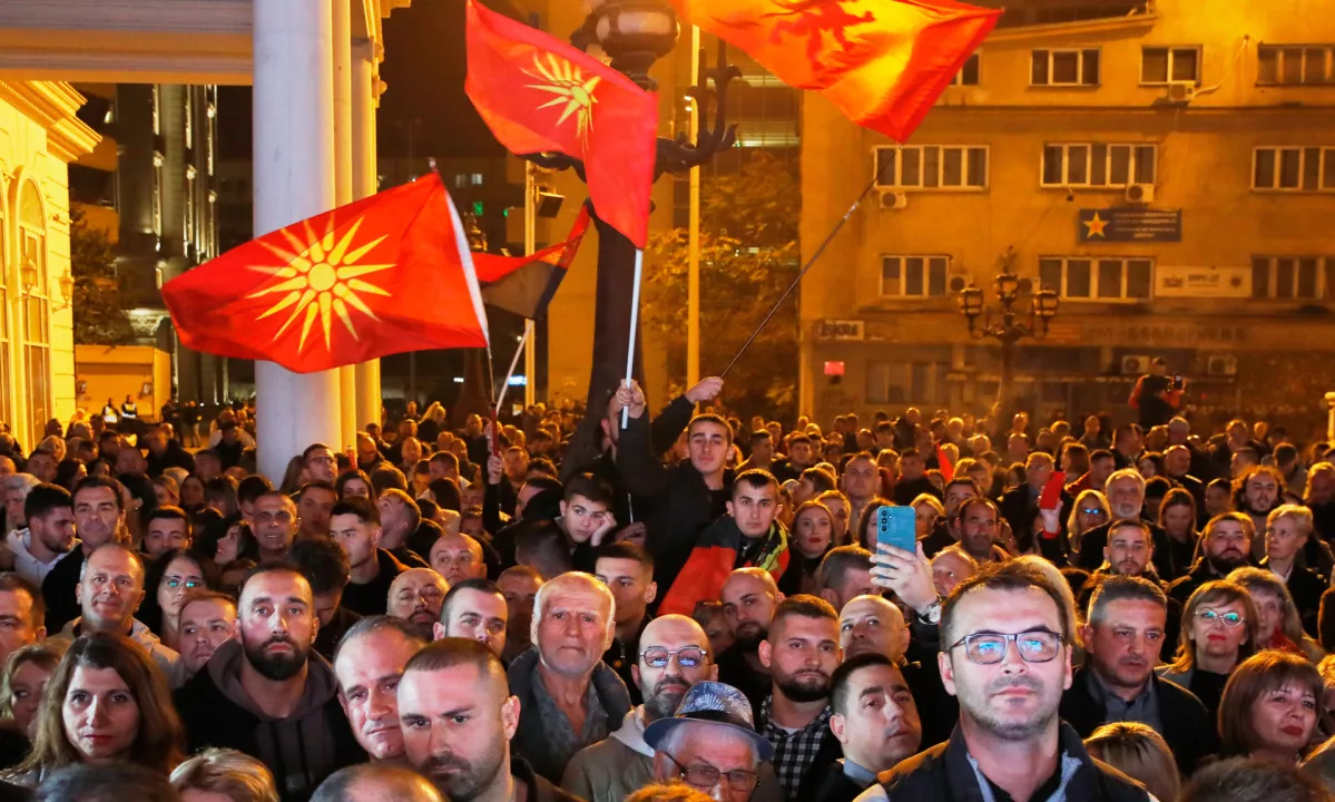 V Severni Makedoniji vladajoča VMRO-DPMNE utrdila zmago