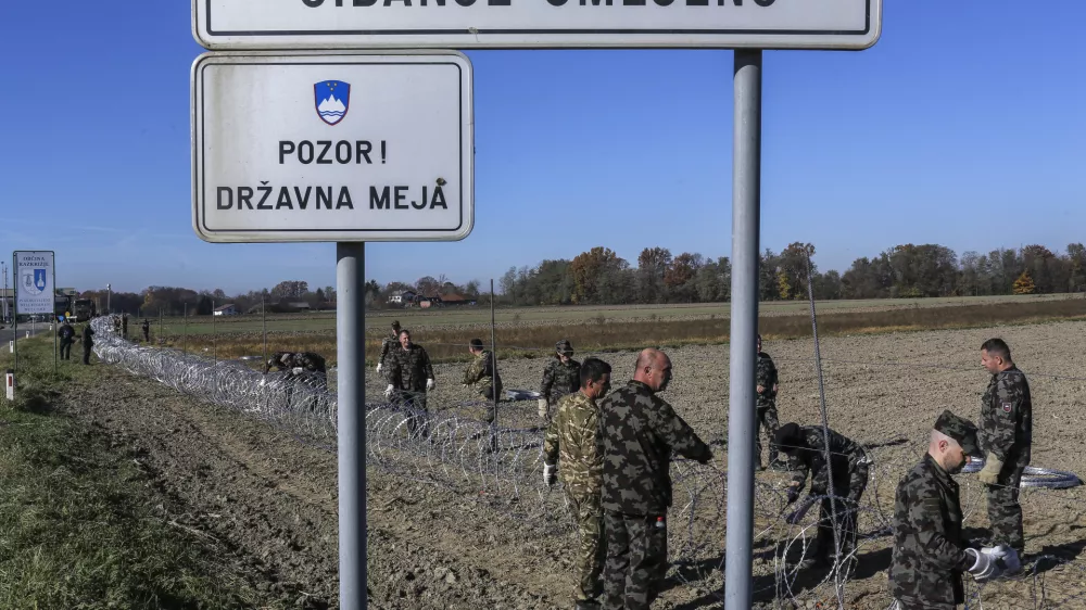 ﻿- 11.11.2015 - Gibina v Občini Razkrižje ob reki Muri - slovenska vojska je na meji s Hrvaško začela postavljati prve tehnične ovire oziroma žičnato ograjo, ki bo usmerjala prebežnike proti nadzornim vstopnim točkam - začasna usmerjevalna in varovana žičnata ograja - schengensko območje tabla pozor državna meja - gibanje omejeno   - Begunci 2015 - migracije po zahodni balkanski poti - migracijska pot beguncev iz Sirije, Afganistana in Iraka čez Balkan proti zahodni Evropi - evropska begunska kriza - migranti   //FOTO: Jaka Gasar