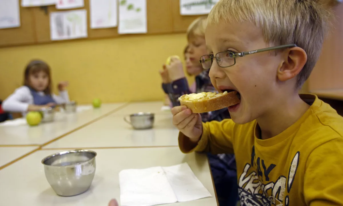 Ozaveščanje o pomenu slovenske hrane tudi z medom in jabolki na vlakih