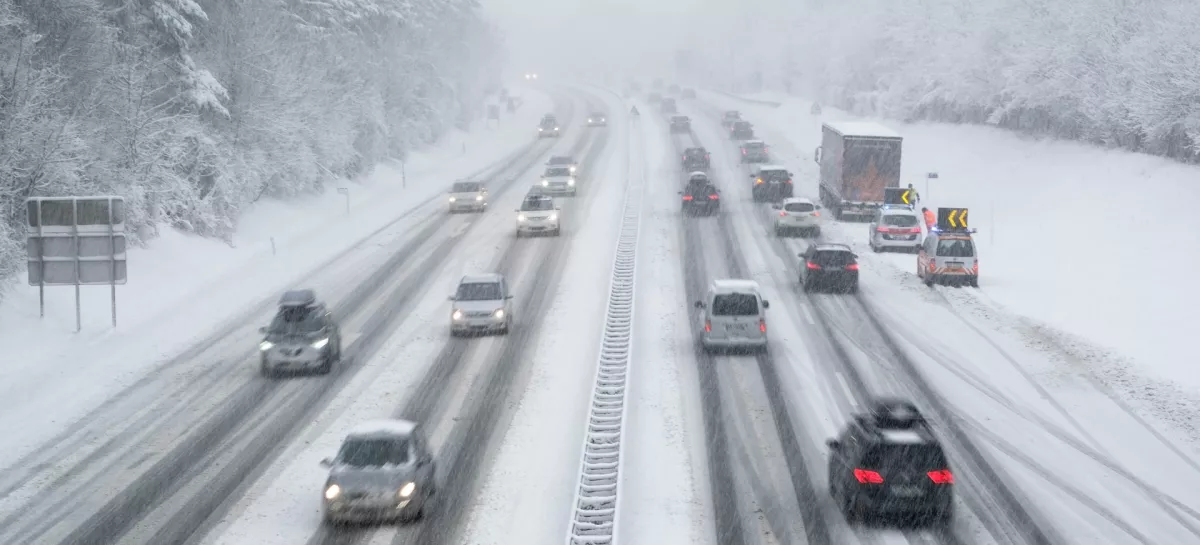 Čeprav pri omembi zimskih pnevmatik večinoma pomislimo na zasnežene ceste, so te bistveno varnejše že takoj, ko temperatura pade pod sedem stopinj Celzija. / Foto: Istock