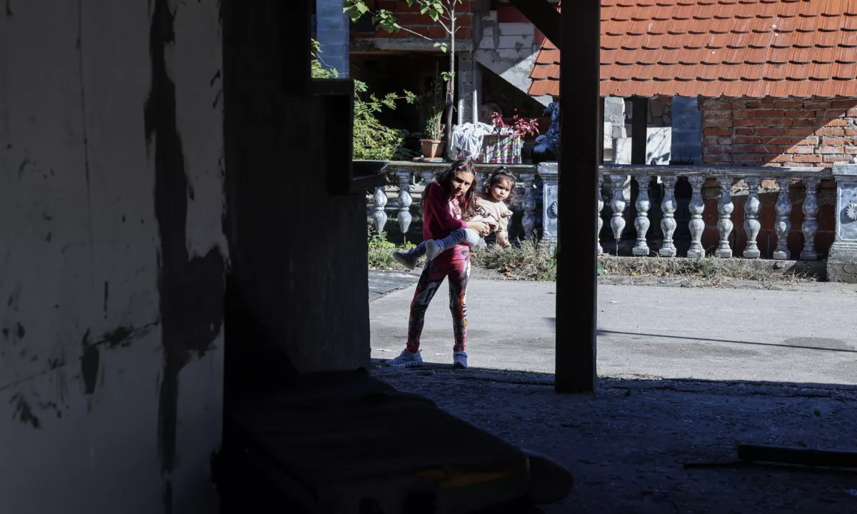 Šolarji se po jesenskih počitnicah vračajo v šole, na JV Slovenije povečana pozornost zaradi napetosti