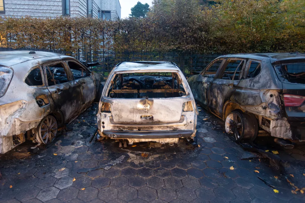 03 November 2025, Hamburg: Burnt-out vehicles stand on a street in the Othmarschen district of western Hamburg, after a car belonging to Bernd Baumann, Parliamentary Secretary of the AfD parliamentary group, goes up in flames in front of his house. Police confirm that the state security service is investigating. Photo: Bodo Marks/dpa