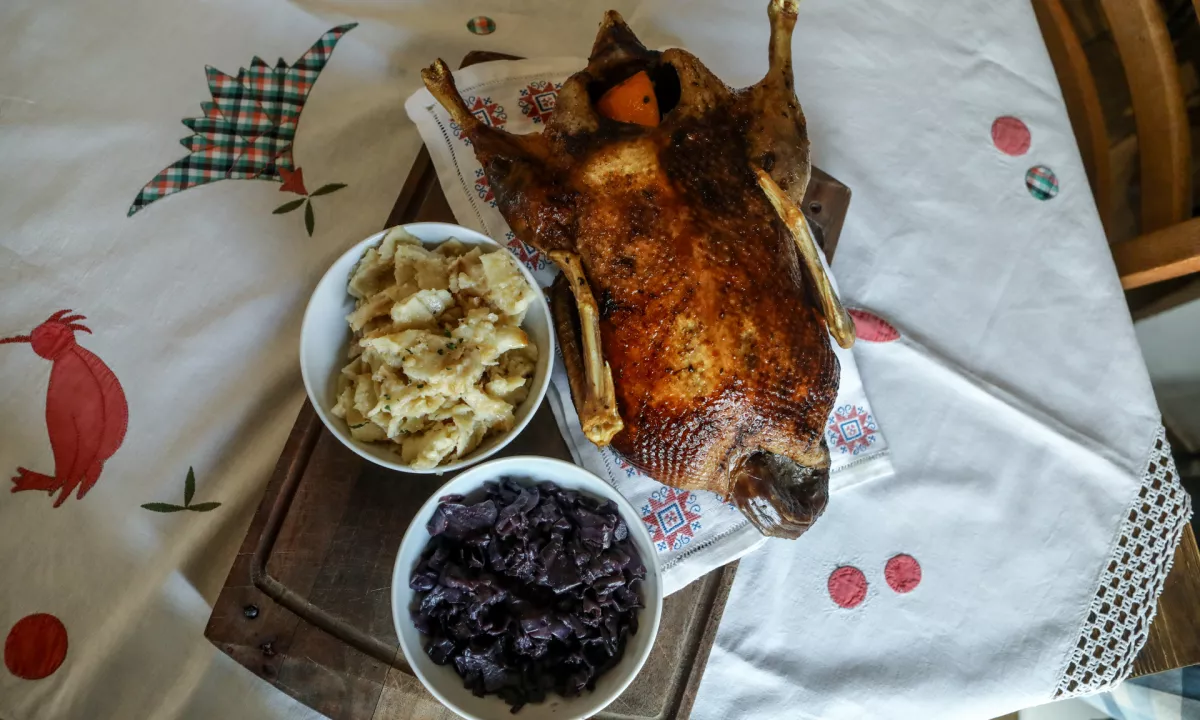 Na tradicionalni martinovi mizi ne smejo manjkati pečena gos z rdečim zeljem in mlinci, mlado vino ter sladice, ki simbolizirajo hvaležnost in obilje jeseni.