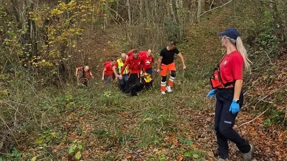 Gorski reševalci so v gozdu po več dneh našli poškodovano starejšo žensko. Bila je živa. 