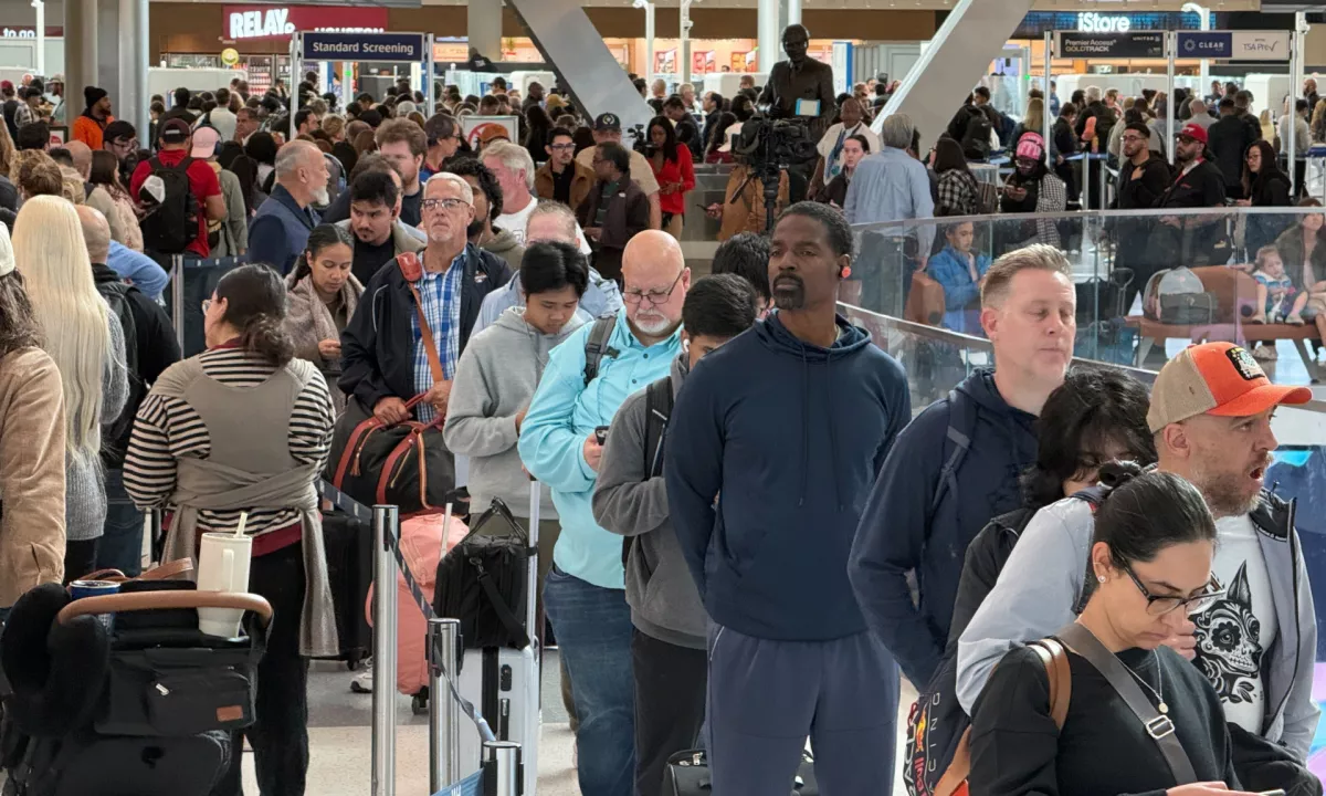 Zaradi prekinitve financiranja vlade v ZDA zamude pri poletih