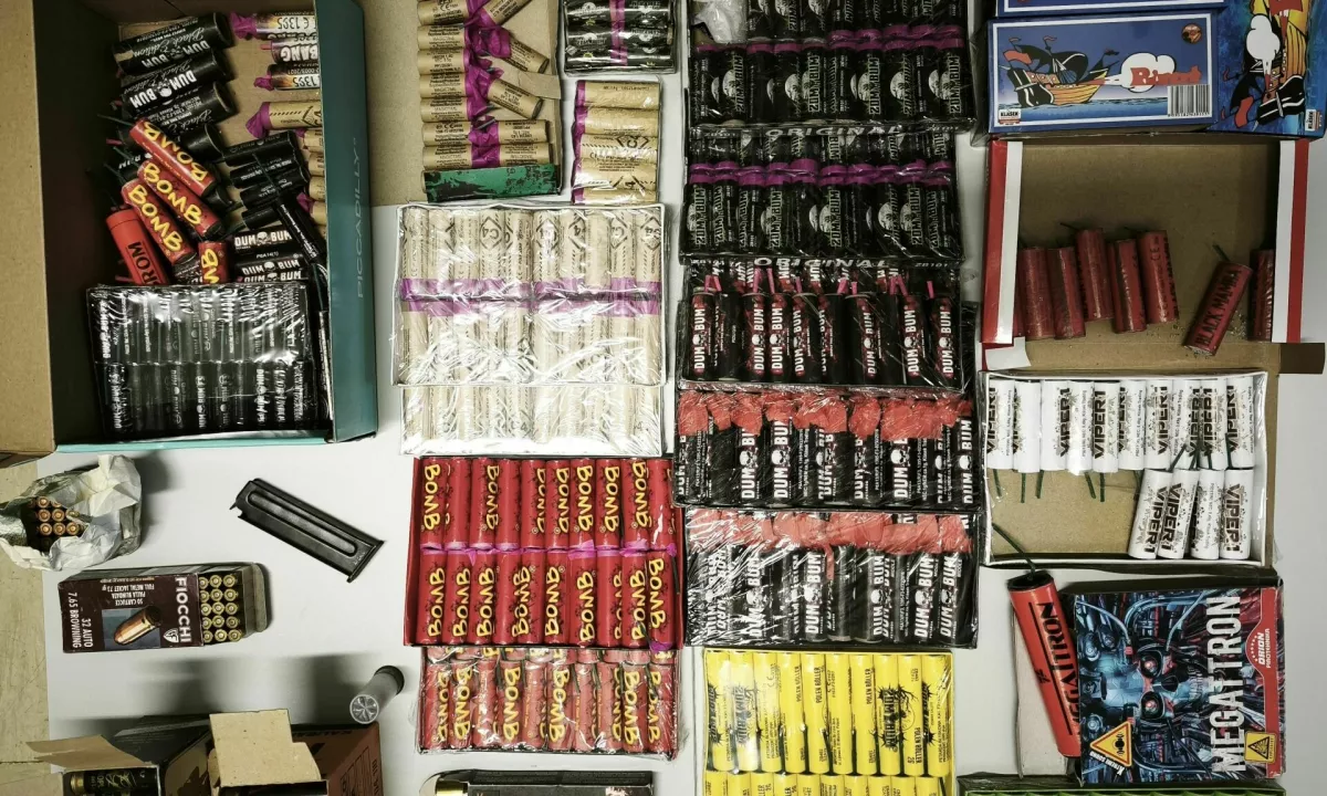 Moškemu, ki je na balkonu streljal, zasegli naboje in pirotehniko