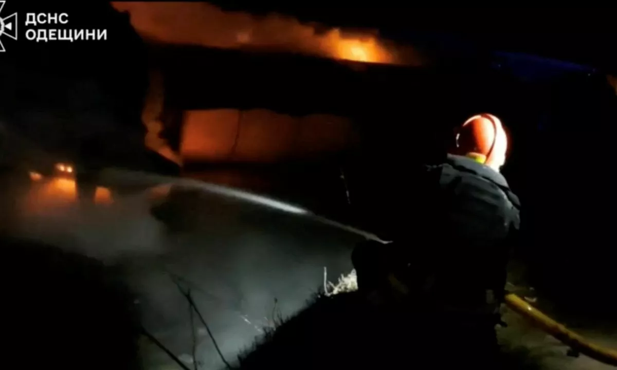 Gori ena največjih rafinerij na svetu, zaprli kar devet letališč!