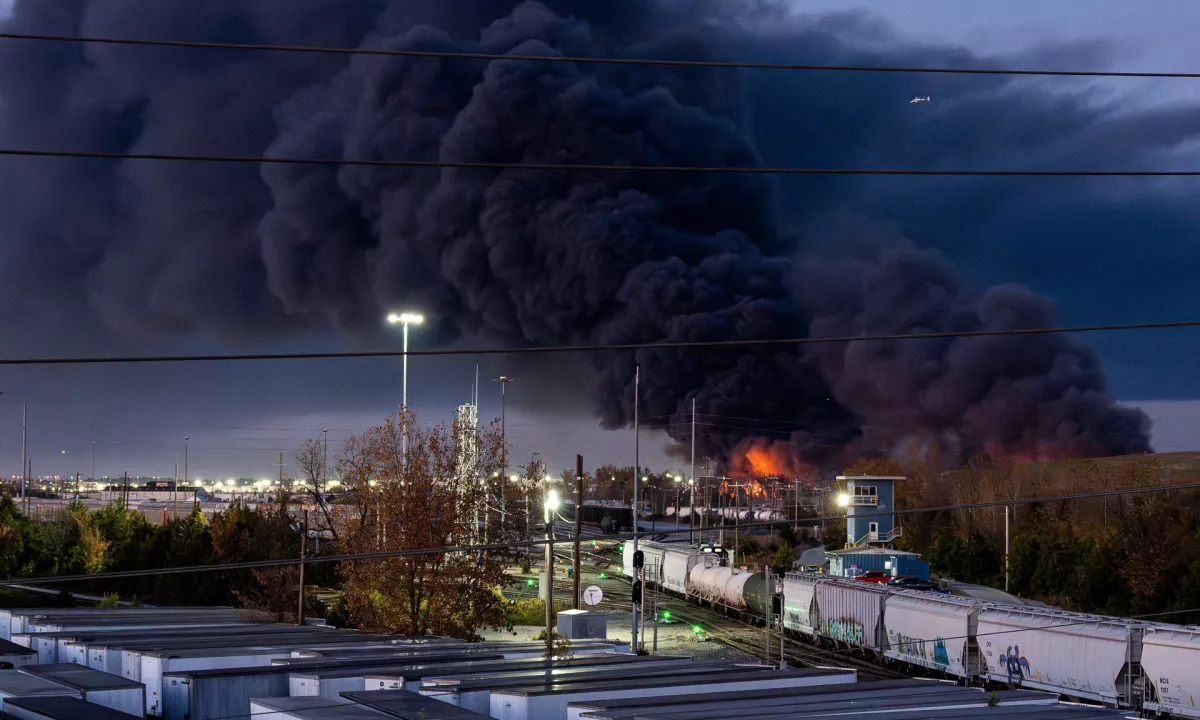 Goreče tovorno letalo "zradiralo" industrijsko območje, sedem mrtvih