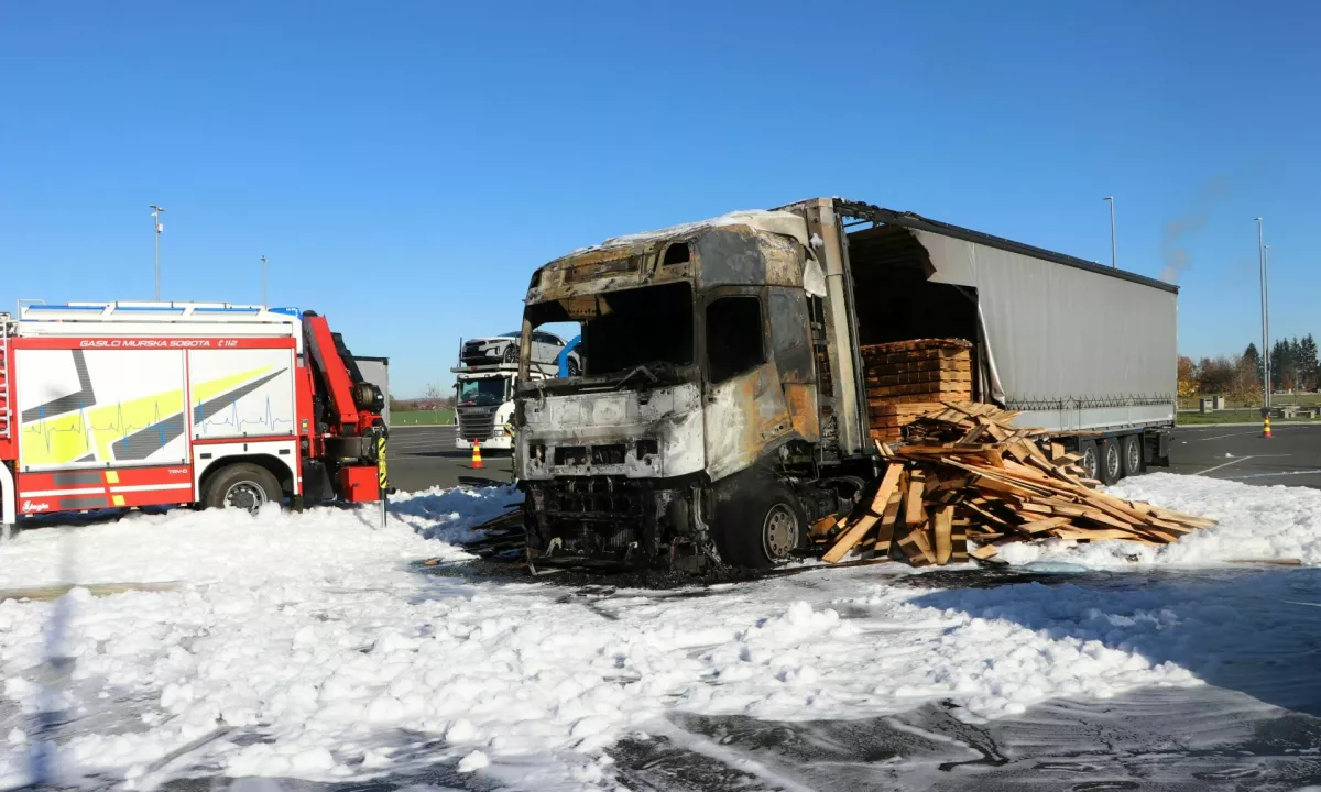 V požaru na tovornjaku za 30 tisočakov škode