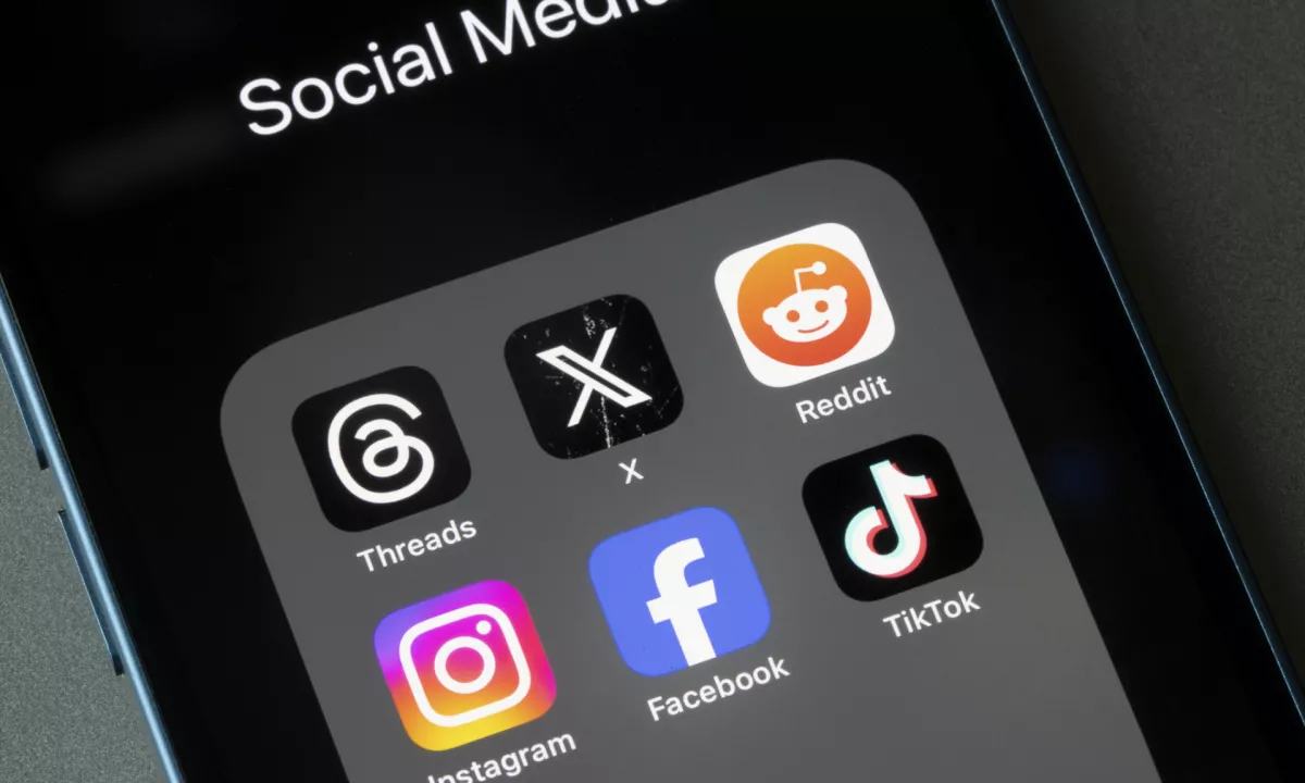 Avstralija prepoved uporabe družbenih omrežij za mlajše od 16 let razširila na Reddit in Kick