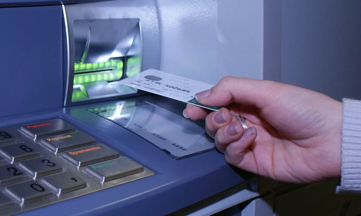 V Škocjanu ukradli edini bankomat