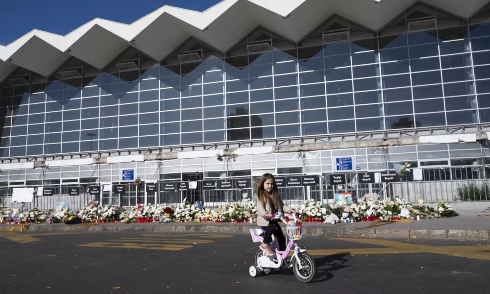 ZA OBJEKTIVNUJNO VKLJUČI V IZBORPunčka pred pričetkom komemoracije pred postajo. 01.11.2025 - Spominski shod v Novem Sadu eno leto po padcu nadstreška na železniški postaji v Novem Sadu, ki je zahteval življenja 16 ljudi in zanetil množične protivladne proteste, Novi Sad, Srbija. FOTO: Nik Erik Neubauer / Foto: 