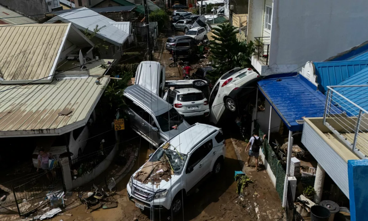 Število žrtev po divjanju tajfuna Kalmaegi na Filipinih preseglo sto