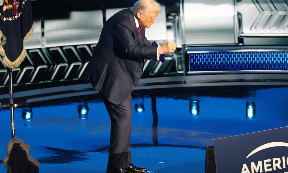 Trump kljub gospodarski negotovosti zagovarjal svojo politiko in napovedal zlato dobo Amerike