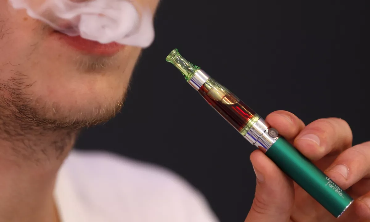 V Veliki Britaniji več uporabnikov e-cigaret kot kadilcev