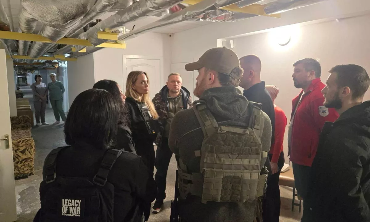 Angelina Jolie nepričakovano in peš v Ukrajino, njenega šoferja vpoklicali v vojsko