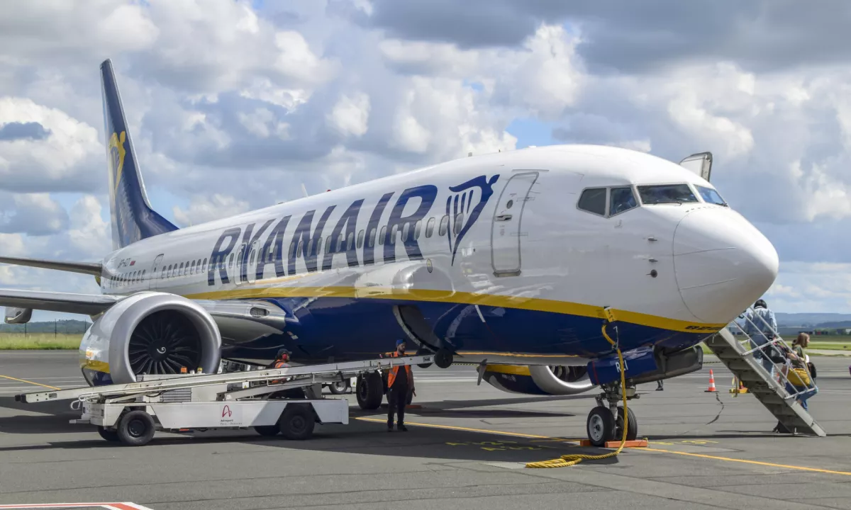 Ryanair ukinil papirnate letalske vozovnice in prešel na digitalno poslovanje