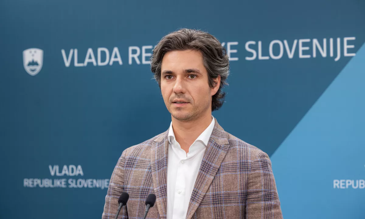 Mesec: Ne verjamem, da se želijo delodajalci o božičnici pogajati