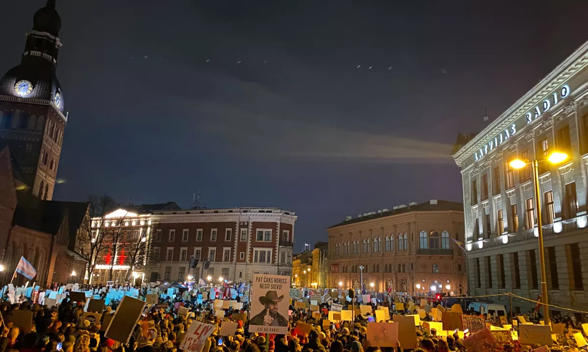 V Rigi protestiralo 10.000 ljudi proti izstopu iz Istanbulske konvencije