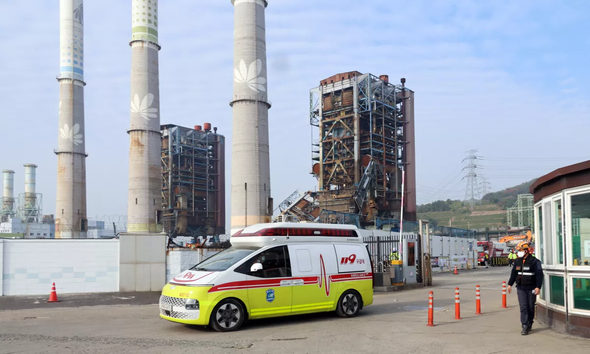 V zrušenju objekta pri termoelektrarni v Južni Koreji umrli trije delavci, več jih je ujetih