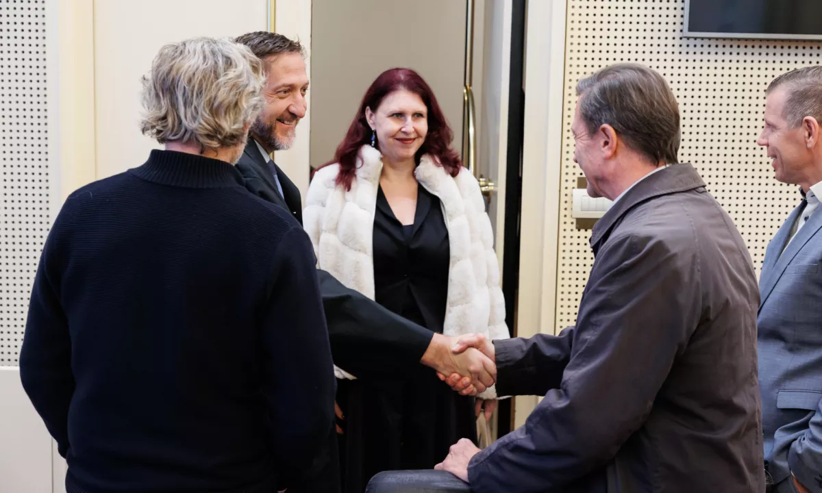 Vlada po bojkotu delodajalcev: Božičnica bo!