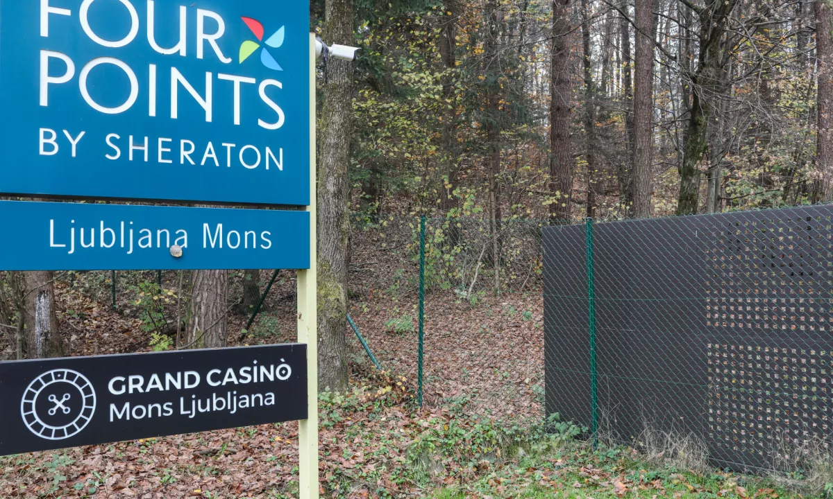 Ker je ograjevanje gozdnih površin z zakonom o gozdarstvu dovoljeno le izjemoma, je pristojna inšpekcija sprožila postopek za odstranitev ograje.