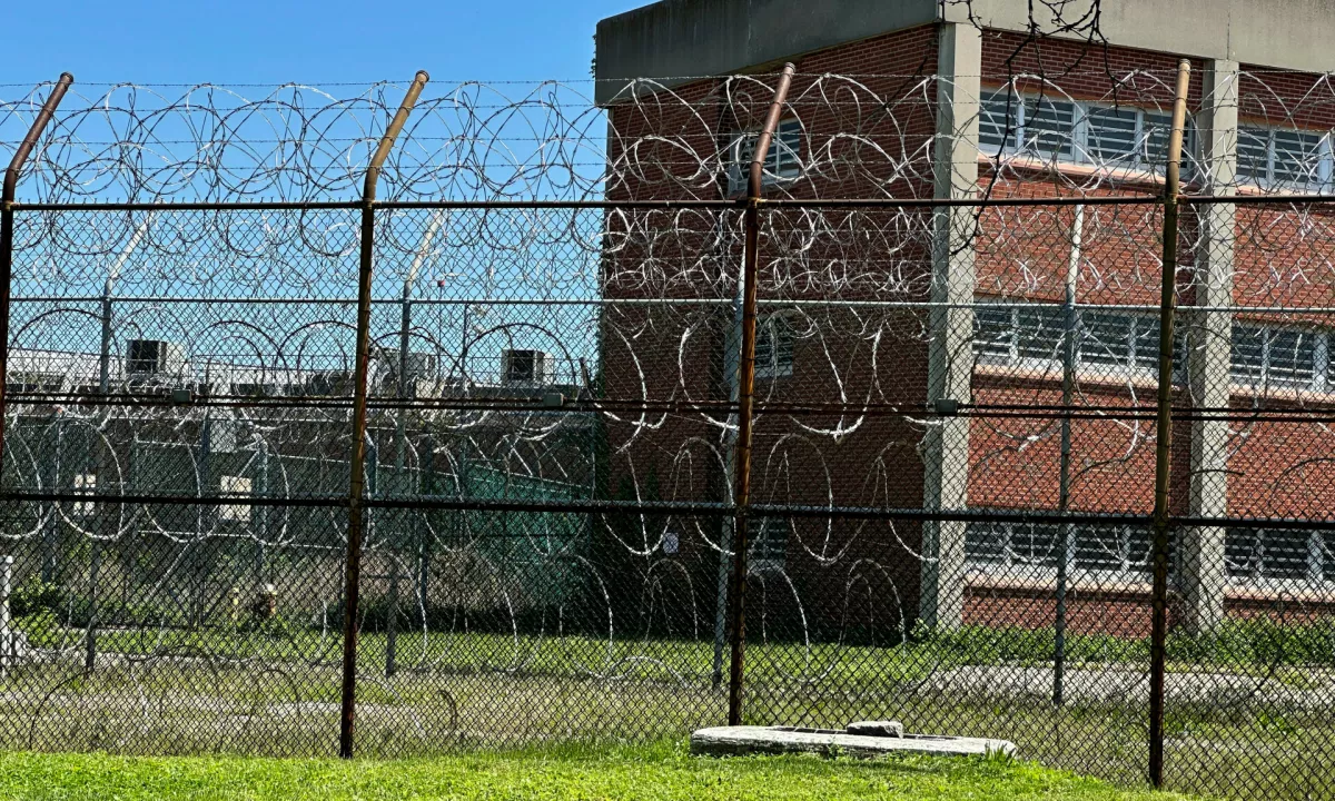 Triintridesetletnega moškega, ki je v enem od angleških zaporov prestajal dosmrtno kazen zaradi brutalnega umora partneričine hčerke, so v sredo našli mrtvega. Ubili naj bi ga trije sojetniki.