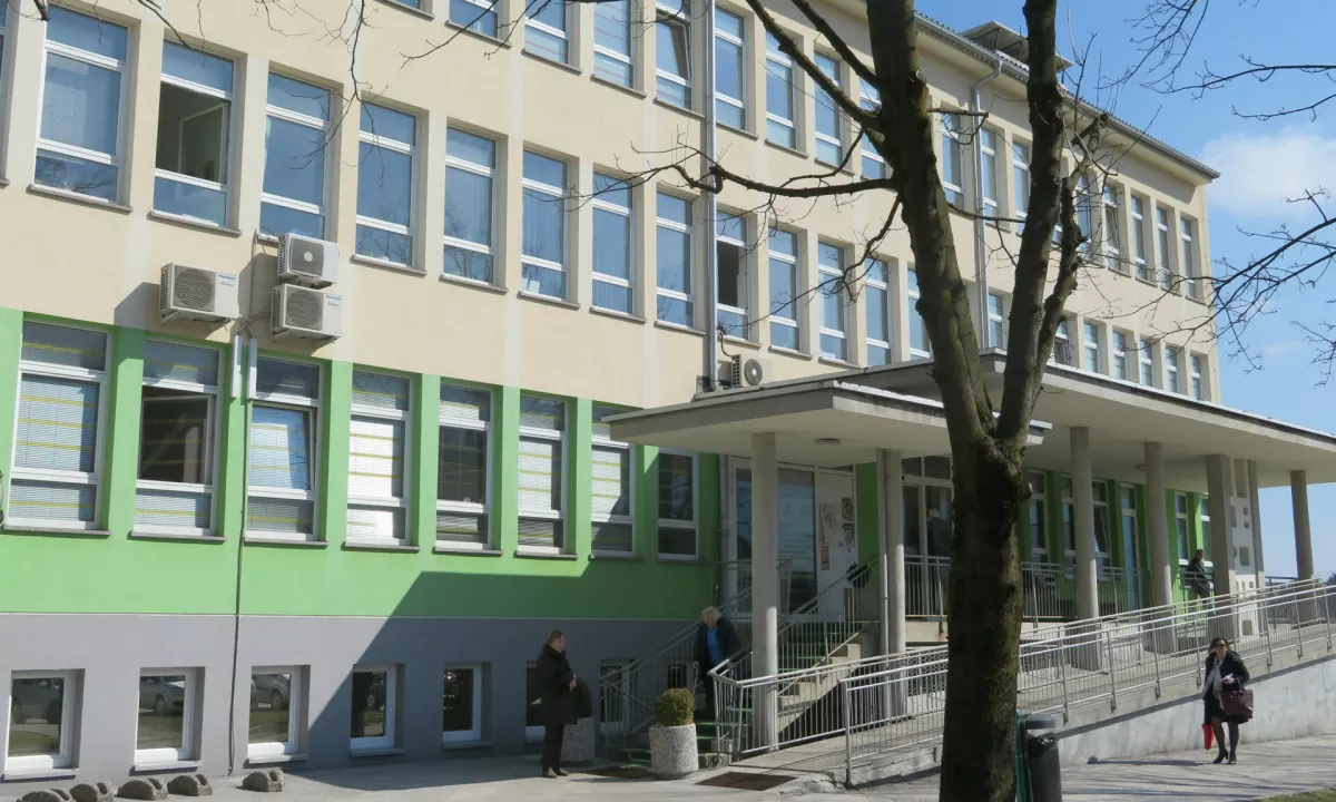 Incident se je zgodil v petek zjutraj. Policija poudarja ničelno toleranco do nasilja in pomen sodelovanja z občani. &gt;&gt;&gt;