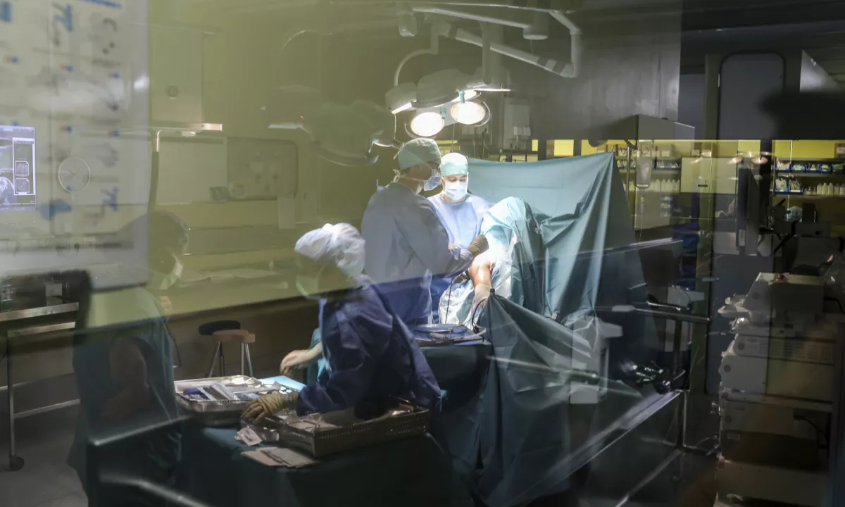 Hišni pripor za zdravnika zaradi obrezovanja dečkov