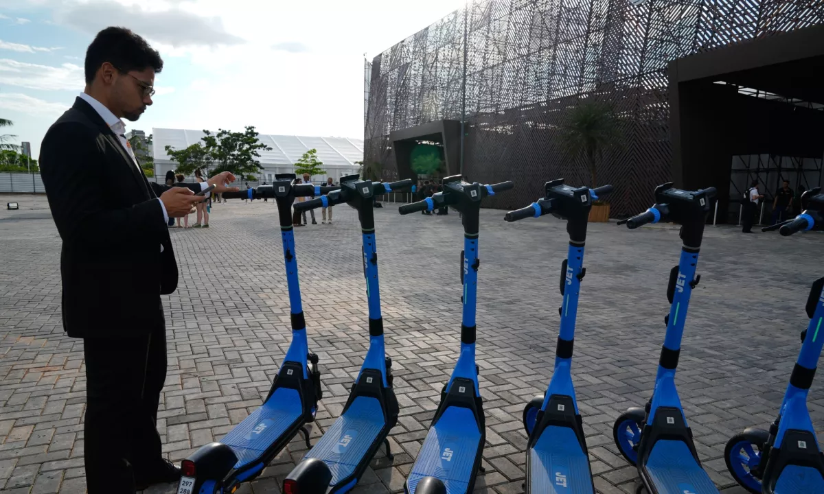 Tržni premiki k zeleni energiji ne dohajajo uničujočih posledic orkanov in ekonomske mikavnosti novih naftnih odkritij.