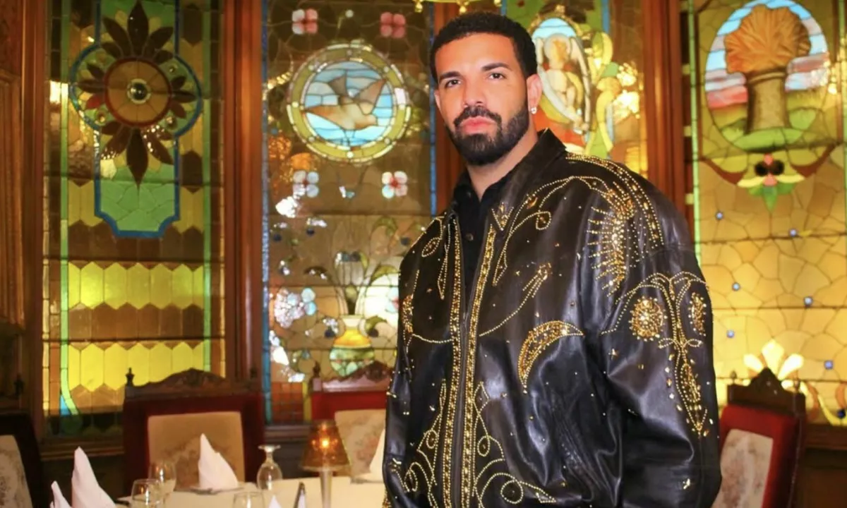 V Kaliforniji so nekateri glasbeniki vložili skupinsko tožbo proti Spotifyu, ker naj bi platforma dopuščala množične lažne pretoke.