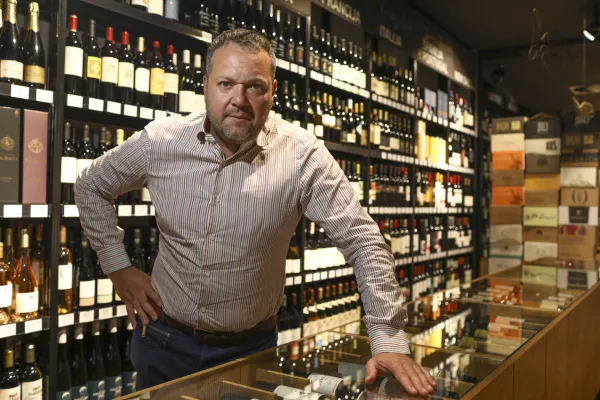 sommelier Gašper Čarman - 14.09.2023 - EVino Bar - vinoteka, Šmartinska cesta 53 v Ljubljani //FOTO: Luka Cjuha